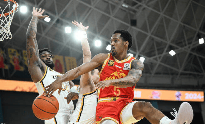 欧宝体育网址-NBA季后赛倒计时，辽宁本钢今晚防线松动，细节引发关注，球迷炸锅，控场能力受关注