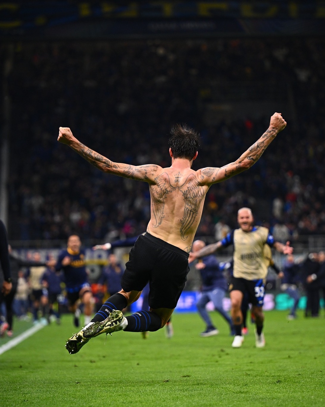 欧宝体育注册-巴塞罗那训练开放日，赛前完成体检引欢呼，欧冠在即，球队文化再被提及